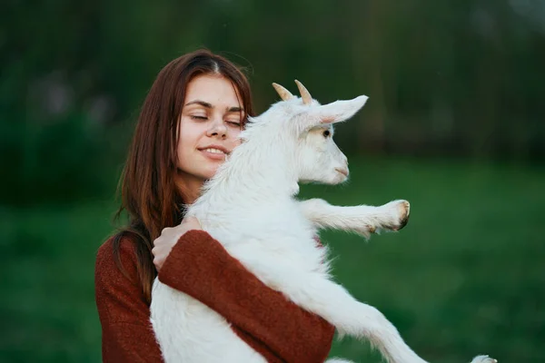 Mulher Com Pequeno Bode Bebê Bonito Fazenda — Fotografia de Stock