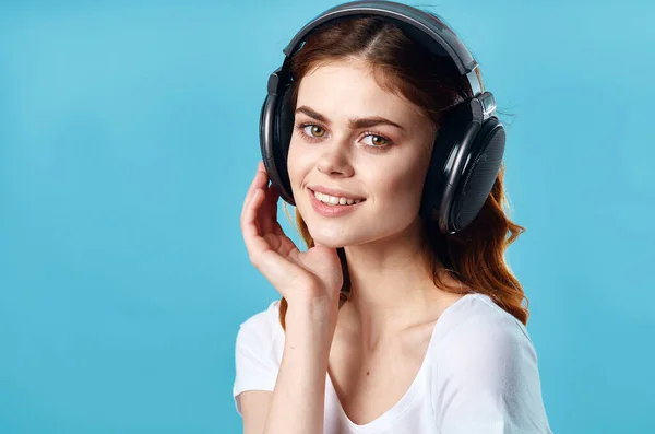 Joven Hermosa Mujer Auriculares Azul —  Fotos de Stock