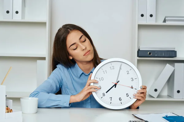 Empresária Sentada Escritório Segurando Relógio — Fotografia de Stock