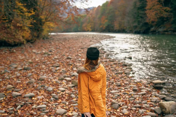 Jonge Vrouw Backpacker Reizen — Stockfoto