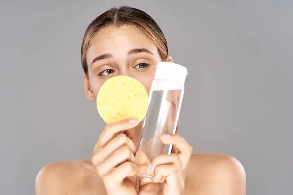 Jonge Mooie Vrouw Met Spons — Stockfoto