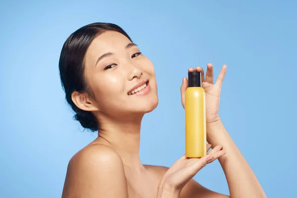 Studio Záběr Mladá Asijská Žena Kosmetickým Produktem — Stock fotografie