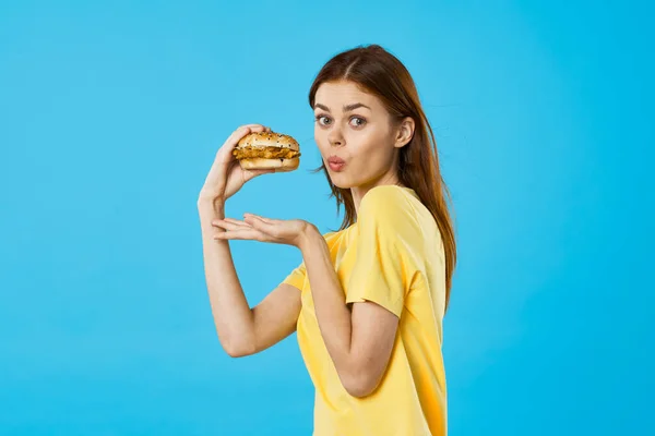 Young Beautiful Woman Hambyrger Studio Shot — Stock Photo, Image