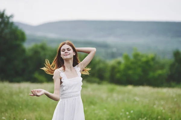 Joven Hermosa Mujer Posando Campo —  Fotos de Stock