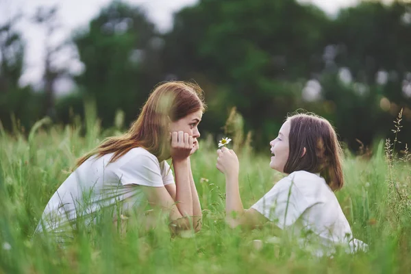 Jovem Mãe Sua Filha Divertindo Campo Camomila — Fotografia de Stock