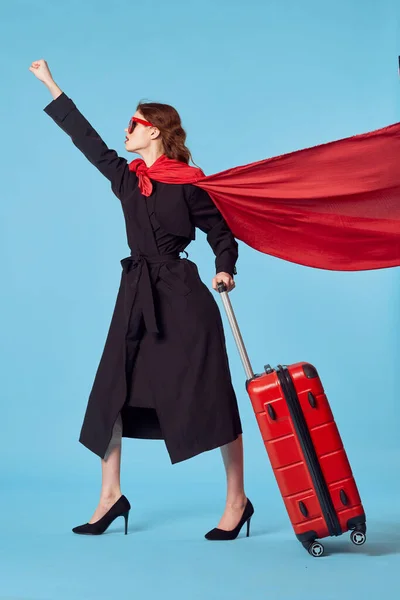 スタジオで赤いスーツケースを着た若い女性の観光客 — ストック写真