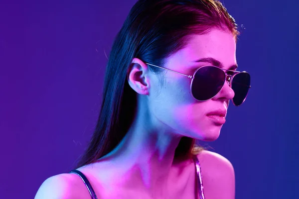 스튜디오에서 선글라스를 아름다운 — 스톡 사진