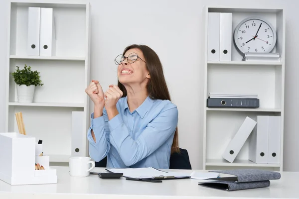 Junge Glückliche Geschäftsfrau Sitzt Schreibtisch Büro — Stockfoto