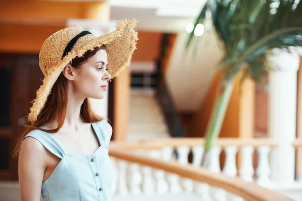 Junge Frau Mit Strohhut Tropenresort — Stockfoto