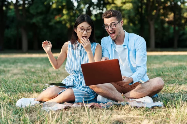 Młodzi Studenci Laptopem Tabletem Trawniku — Zdjęcie stockowe