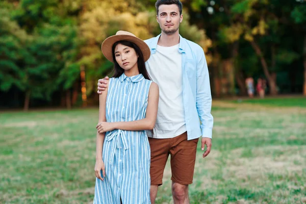 Jeune Couple Amuser Dans Parc — Photo