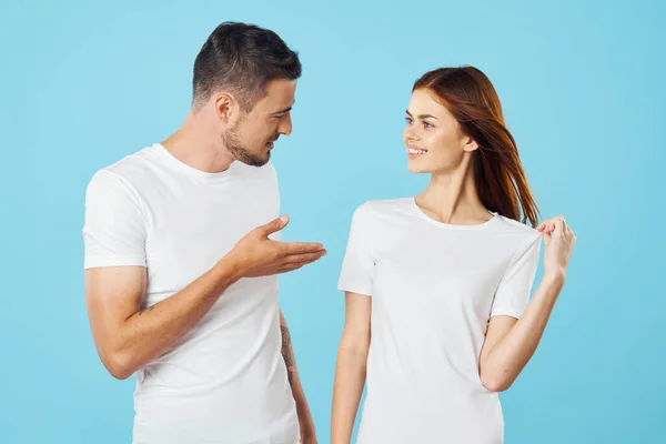 Joven Hermosa Pareja Camisetas Posando Estudio Sobre Fondo Aislado — Foto de Stock