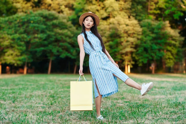 Ung Asiatisk Kvinna Med Papperspåsar Parken — Stockfoto
