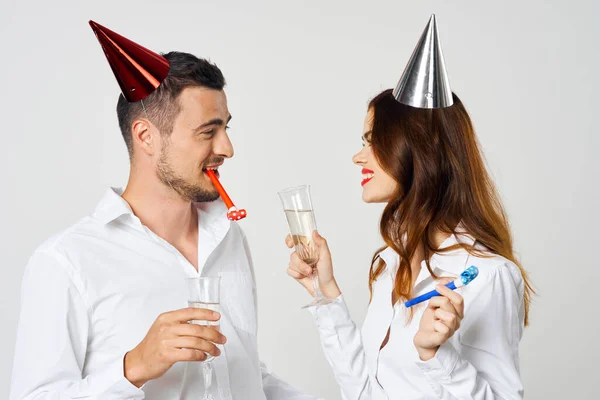 若い美しいカップルの誕生日をシャンパンで祝う肖像画 — ストック写真