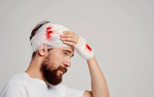 Νεαρός Άνδρας Κεφάλι Τραυματισμένο Στο Στούντιο — Φωτογραφία Αρχείου