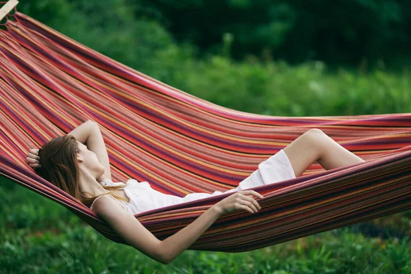 Mladá Krásná Žena Relaxující Houpací Síti — Stock fotografie