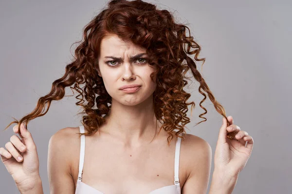 Retrato Jovem Bela Mulher Infeliz Com Cabelo Encaracolado Estúdio — Fotografia de Stock