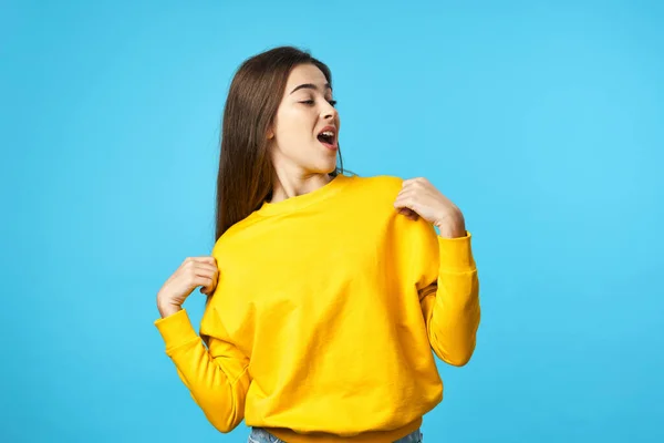 Giovane Donna Mostrando Sua Felpa Studio Isolato Sfondo Blu — Foto Stock