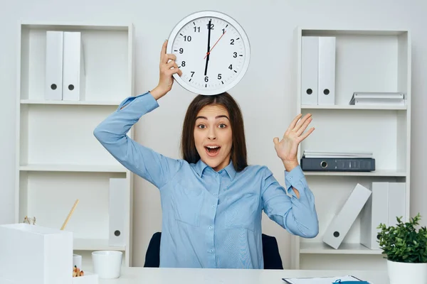 Junge Schöne Geschäftsfrau Sitzt Schreibtisch Büro Und Hält Uhr — Stockfoto