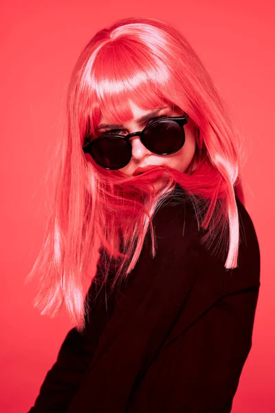 Joven Hermosa Mujer Rosa Peluca Gafas Sol Posando Estudio — Foto de Stock