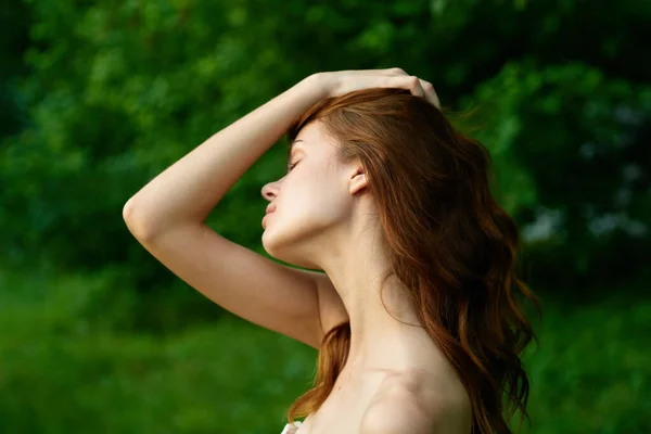 Porträt Einer Jungen Schönen Rothaarigen Frau Park — Stockfoto