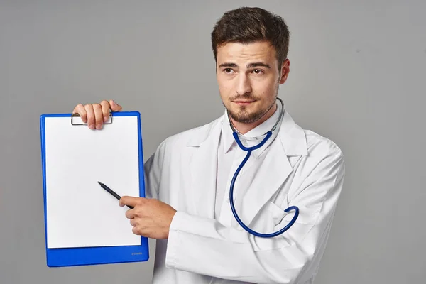 Grabado Estudio Médico Joven Mostrando Forma Sobre Fondo Aislado —  Fotos de Stock