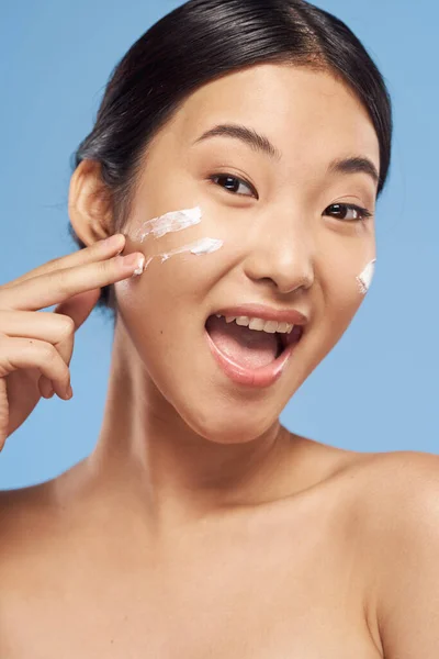 Young Asian Woman Applying Moisturizer Her Face — Stock Photo, Image