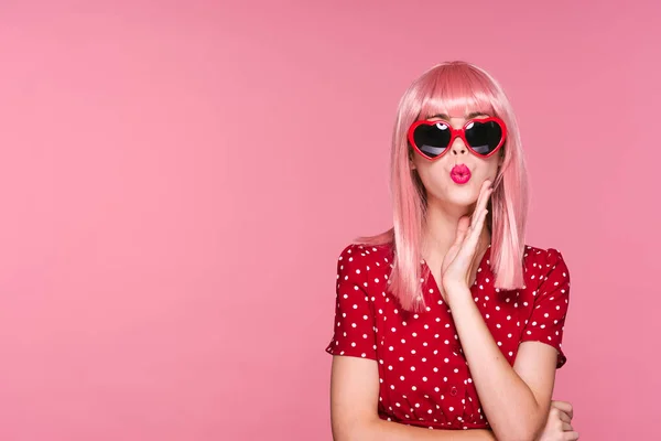 Junge Schöne Frau Mit Pinkfarbener Perücke Und Sonnenbrille Posiert Studio — Stockfoto