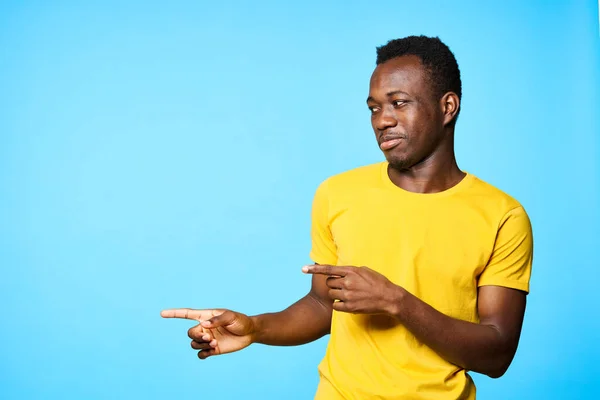 Jovem Apontando Para Longe Isolado Fundo Azul — Fotografia de Stock