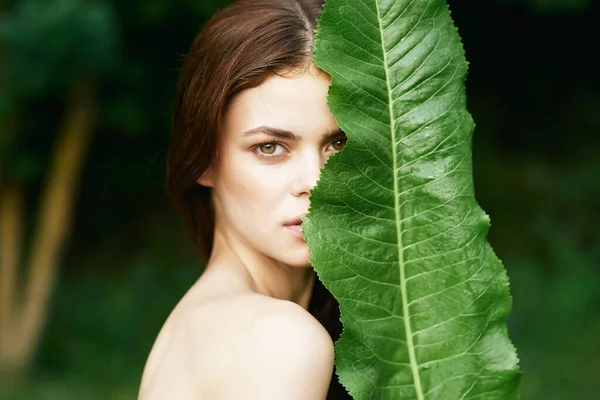 Joven Hermosa Mujer Posando Con Hoja Verde Jardín —  Fotos de Stock