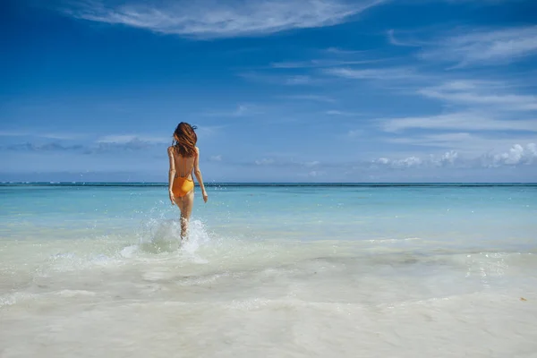 Young Beautiful Woman Relaxing Beach — Stock Photo, Image