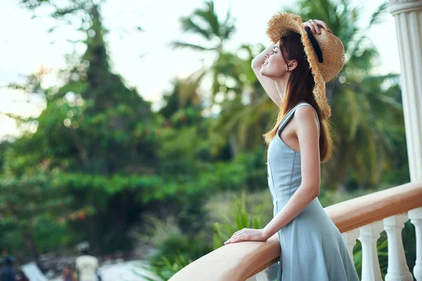 Mujer Joven Sombrero Paja Resort Tropical — Foto de Stock