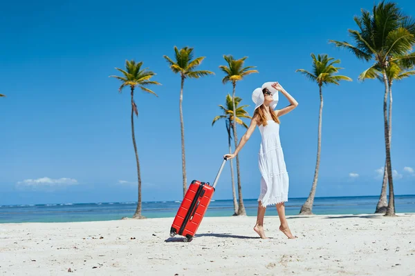 Mujer Joven Con Maleta Roja Playa —  Fotos de Stock