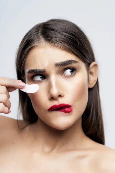 Retrato Mujer Hermosa Aplicación Crema Para Los Ojos Sobre Fondo — Foto de Stock