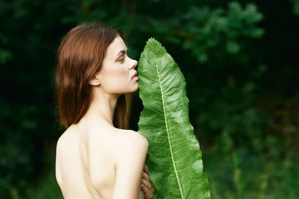 Jeune Belle Femme Posant Avec Des Feuilles Vertes Dans Jardin — Photo