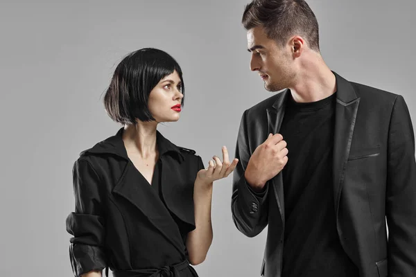 Tiro Estúdio Jovem Casal Bonito Tendo Discussão — Fotografia de Stock