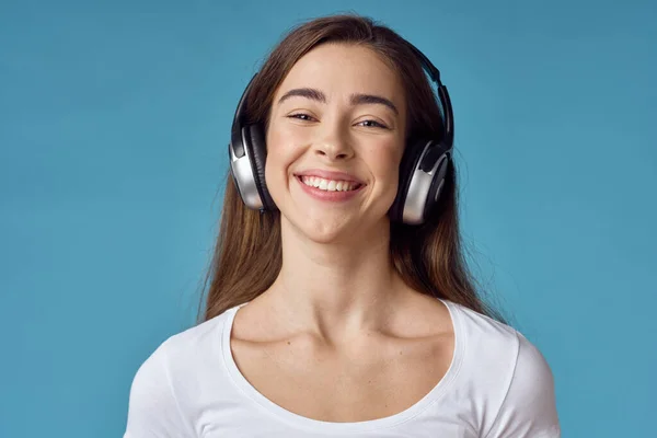 Mujer Joven Con Auriculares Escuchando Música —  Fotos de Stock