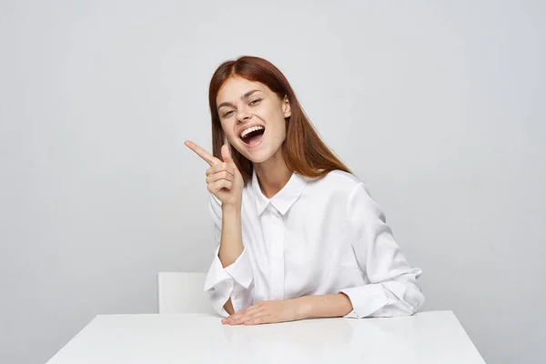 Jovem Empresária Escritório Apontando — Fotografia de Stock