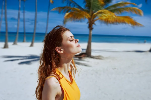 Jeune Belle Femme Relaxante Sur Plage — Photo