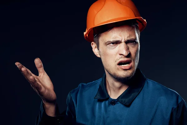 Studioaufnahmen Industriearbeiter Mit Orangefarbenem Helm Ist Wütend — Stockfoto