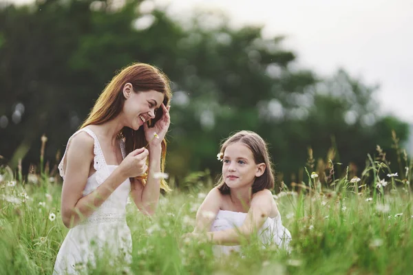 Young Mother Her Daughter Having Fun Camomile Field — Stock Photo, Image