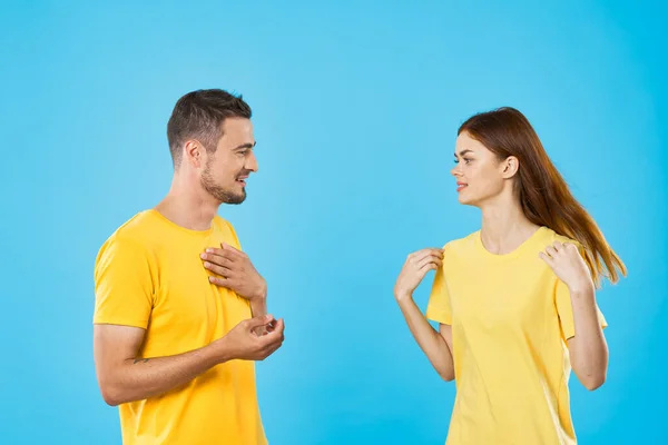 Joven Hermosa Pareja Camisetas Posando Estudio Sobre Fondo Aislado — Foto de Stock