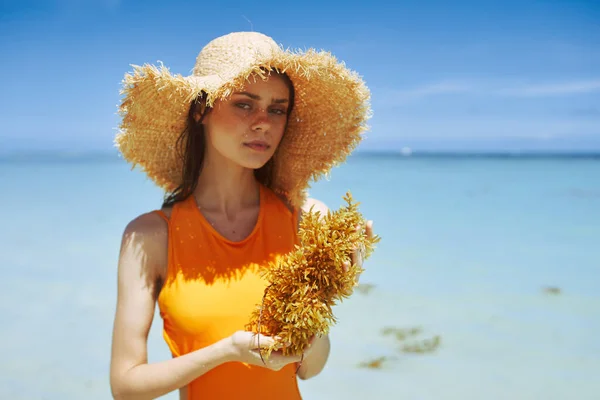 Jeune Femme Posant Près Mer — Photo