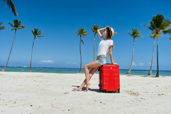 Mujer Joven Con Maleta Roja Playa —  Fotos de Stock