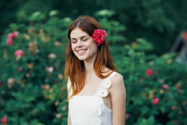 Jeune Femme Avec Fleur Rose Dans Jardin — Photo