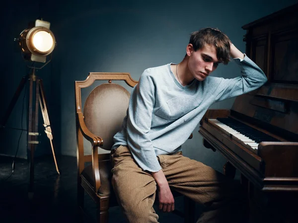 Νεαρός Πιανίστας Που Κάθεται Δίπλα Στο Πιάνο — Φωτογραφία Αρχείου