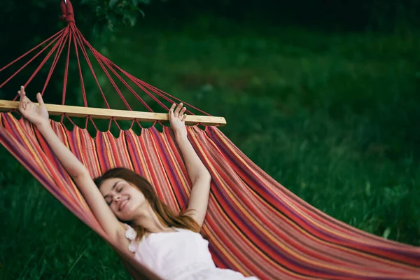 Jovem Bela Mulher Relaxante Rede — Fotografia de Stock