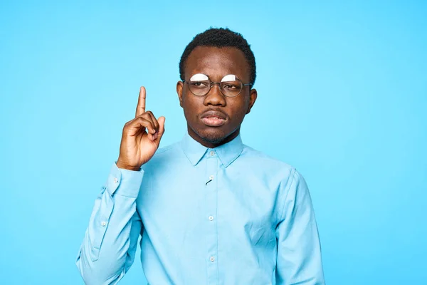 Молодий Африканський Чоловік Має Ідею Ізольовано Синьому Фоні — стокове фото