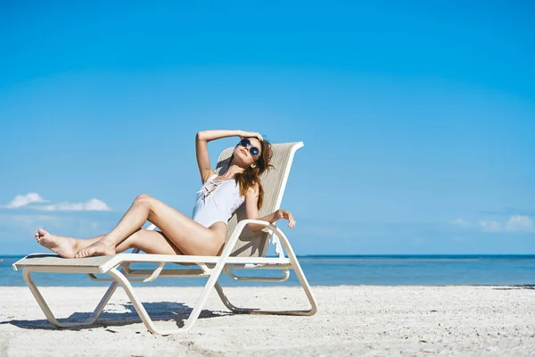 Joven Hermosa Mujer Relajante Cama Sol Playa — Foto de Stock