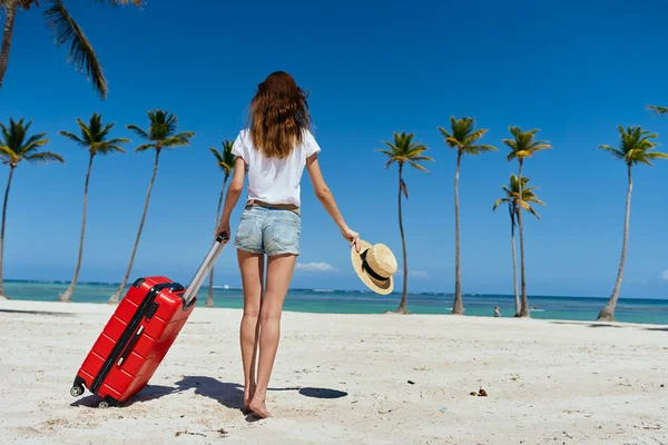 Mujer Joven Con Maleta Roja Playa —  Fotos de Stock